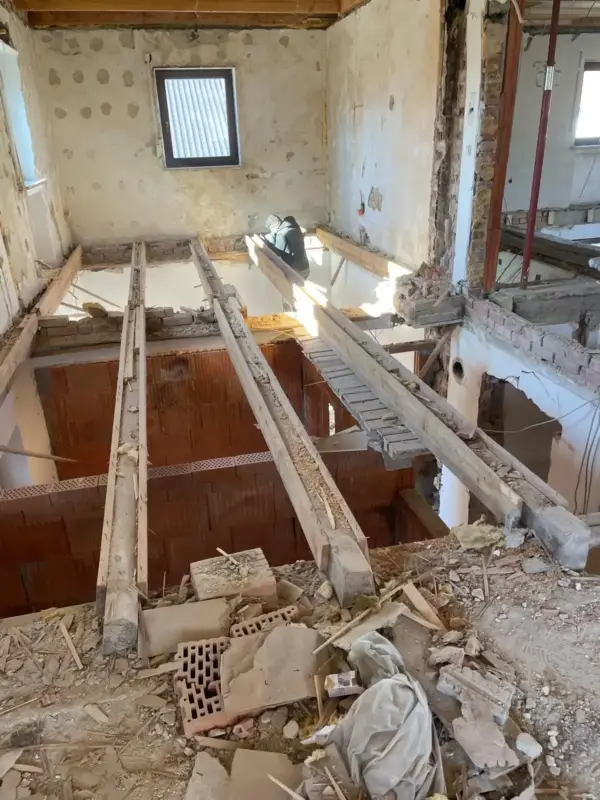 Offene Deckenbalken nach dem Innenabbruch